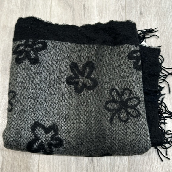 NWT Wool Blend Reversible Shawl Scarf - Picture 2 of 3